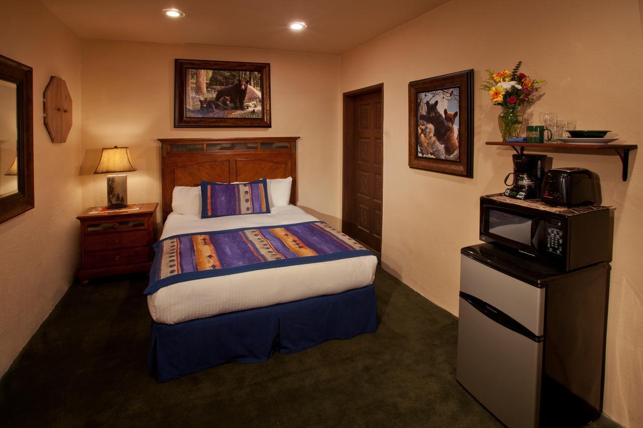 Cottam'S Lodge By Alpine Village Suites Taos Ski Valley Room photo